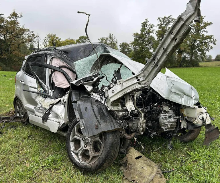 Auboranges FR – Autolenker prallt bei Unfall gegen Strommast