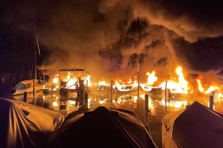 Lachen SZ - Grossbrand im Segelhafen zerstört in der Nacht mehrere Schiffe und Boote