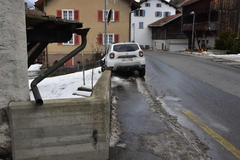 Tinizong GR – Auto kollidiert mit einer Betonmauer