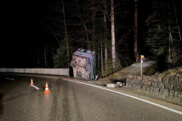 Trogen AR - Lieferwagen kollidiert mit Brückengeländer