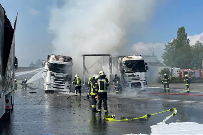 Domdidier FR – Brand von mehreren Lastwagen