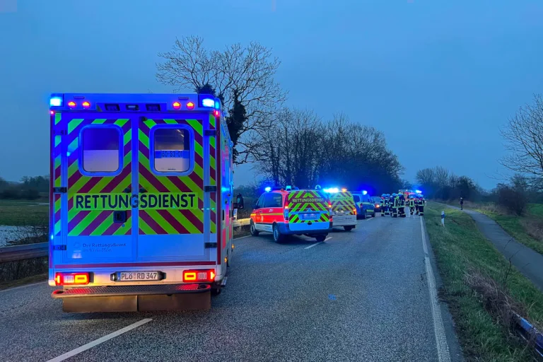 B76 Plön – 7 verunfallte PKW, 9 betroffene Personen, 2 Personen in Krankenhaus