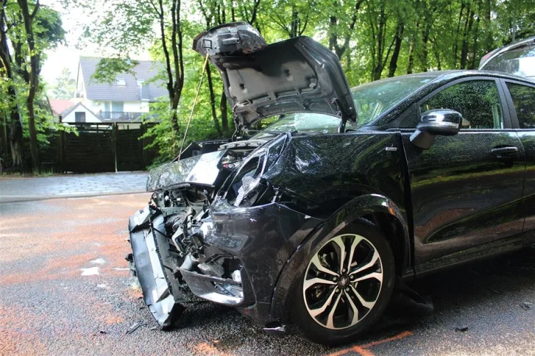 Bergisch Gladbach – Betrunkener Fahrer verursacht schweren Unfall
