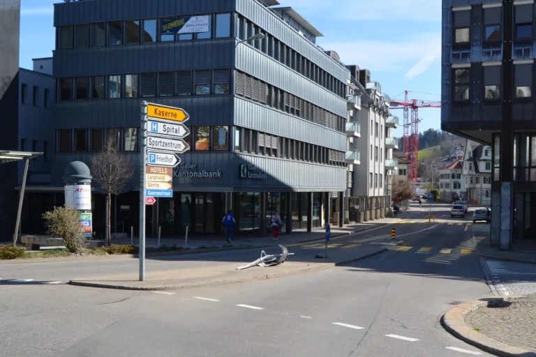Herisau AR - Lernfahrerin verwechselt Gas- mit Bremspedal!