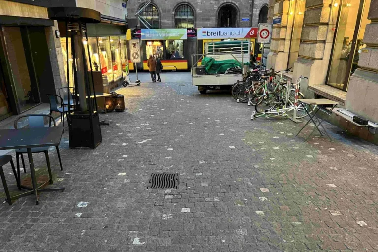 Basel - Lieferwagen macht sich selbstständig 