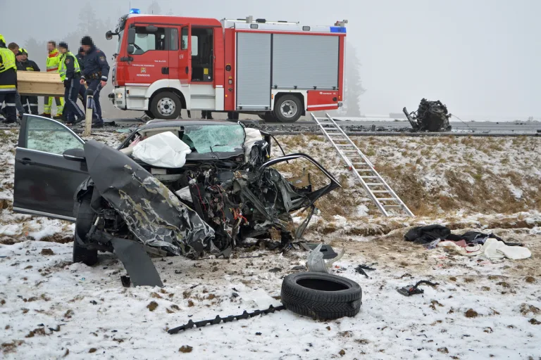 B2 bei Großrupprechts – Schwerer Verkehrsunfall fordert zwei Menschenleben