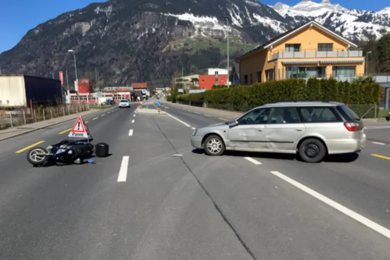 Schattdorf UR - Rollerfahrer und Autolenkerin kollidieren