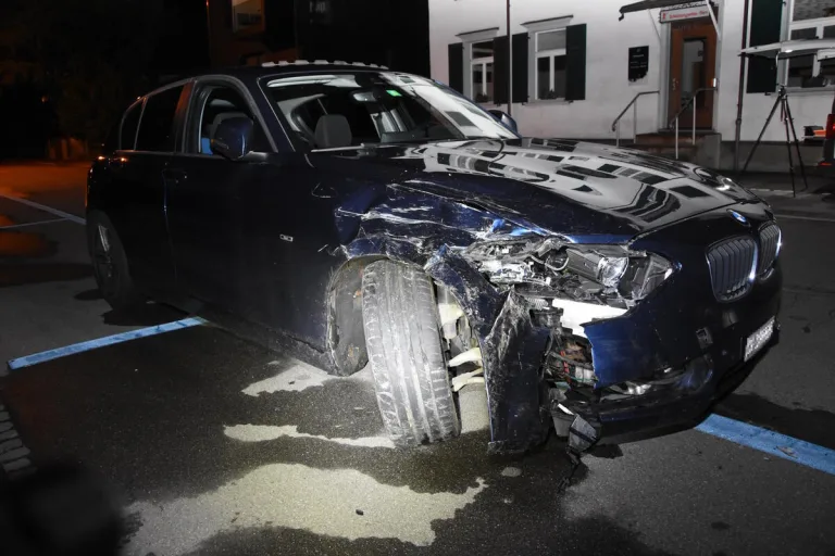Rorschacherberg SG - Alkoholisiert gegen ein parkiertes Auto gefahren