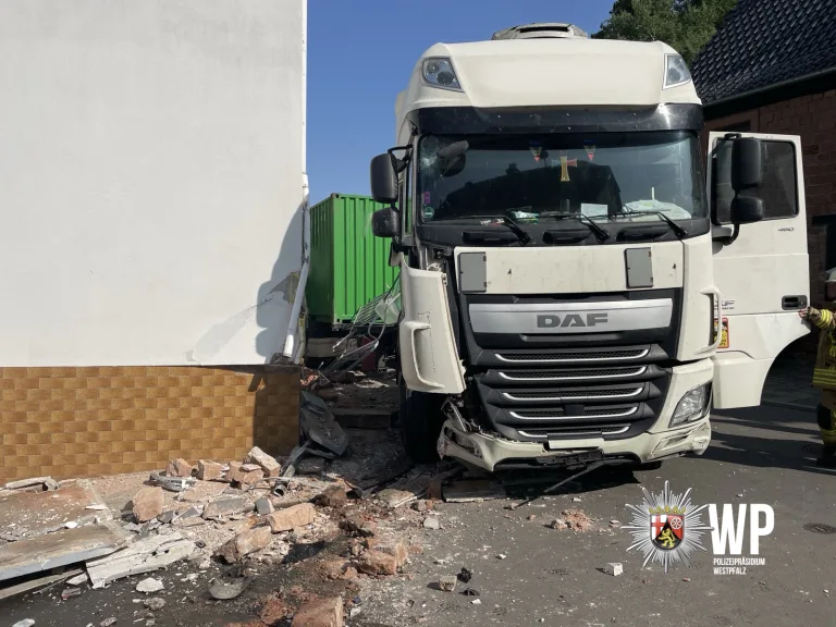 Kaiserslautern – Fahrer mit 3,4 Promille prallt mit Lkw gegen Haus
