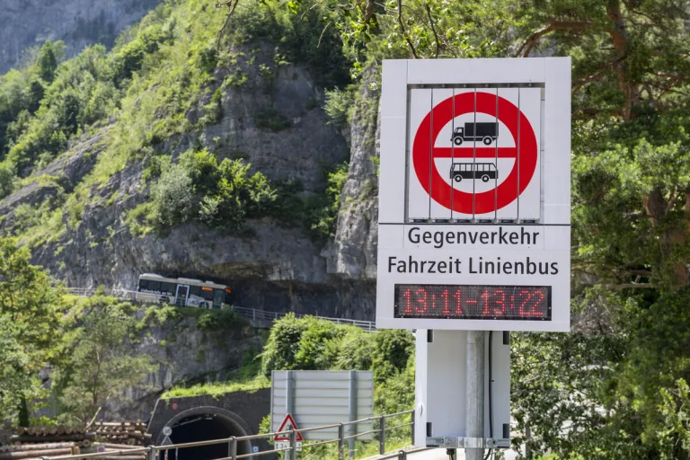 Kanton Uri - Digitale Tafel hilft den Verkehr zu regeln