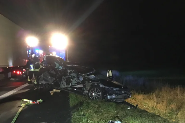 A2 Oelde – Mercedes-Benz fährt mit hoher Geschwindigkeit unter LKW