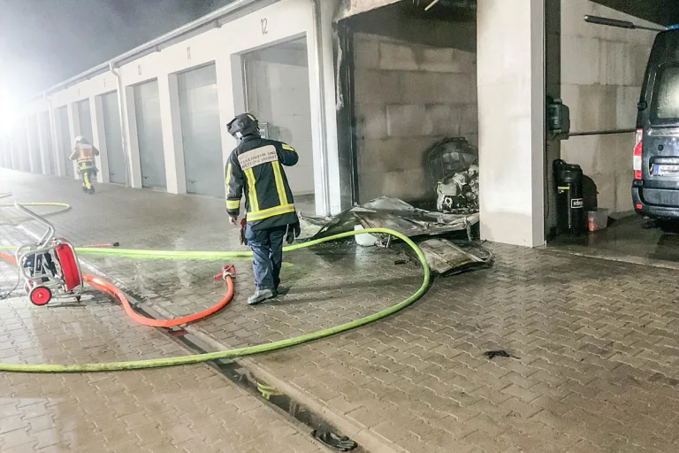 Bochum – Zwei Verletzte nach Garagenbrand
