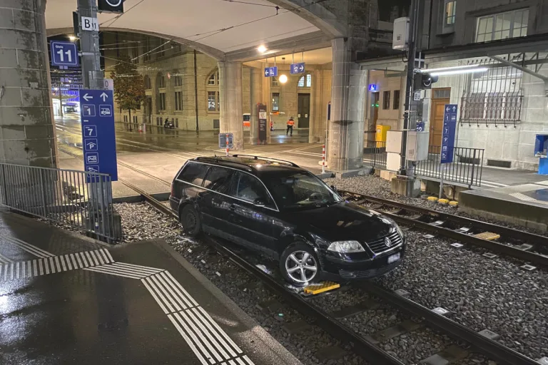 Stadt St. Gallen – Fahrzeug auf den Gleisen am Bahnhofplatz