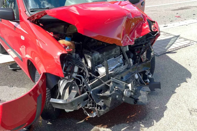 Zwei Autos in Unfall bei Lömmenschwil im Kanton St.Gallen verwickelt - 86-jähriger Mann missachtet Stoppsignal 