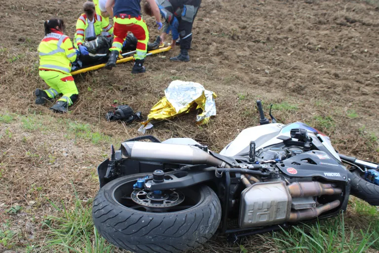 Langerwehe NW – Motorradfahrer bei Überholmanöver schwer verletzt