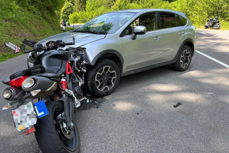Unfall gestern in Ennetbühl SG - Motorradfahrer kollidiert mit Auto 