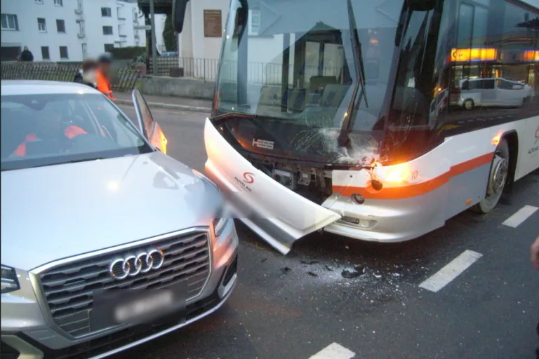 Schattdorf UR – Kollision zwischen Personenwagen und Linienbus 