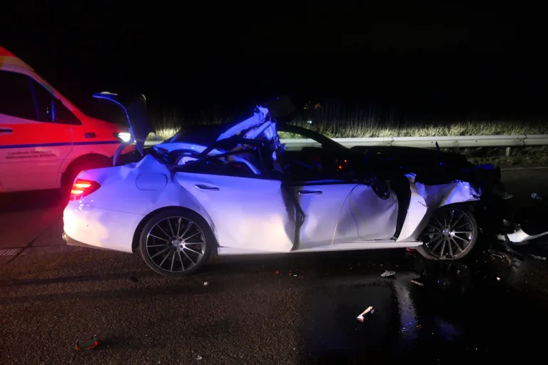 A29 Großenkneten – Mercedes fährt bei Unfall unter Sattelzug