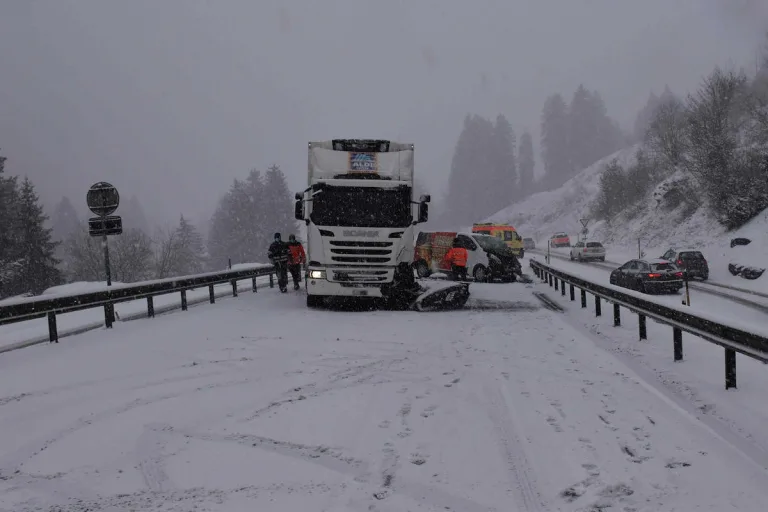 Schwerer Unfall bei Flims GR – Schleudernder Lieferwagen kollidiert mit Lastwagen