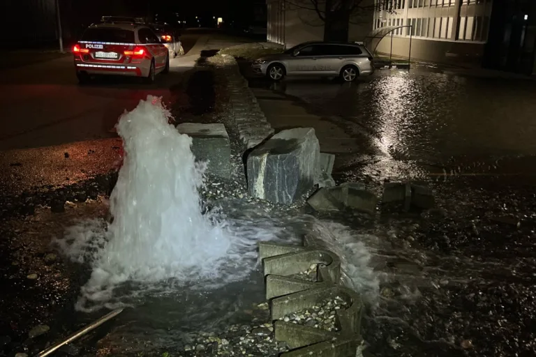 Rebstein SG - Fahrunfähiger prallt mit Auto in Hydrant