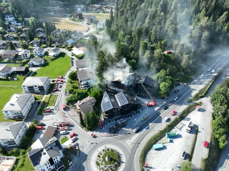 Laax GR – 80 Feuerwehrleute bekämpfen Dachbrand