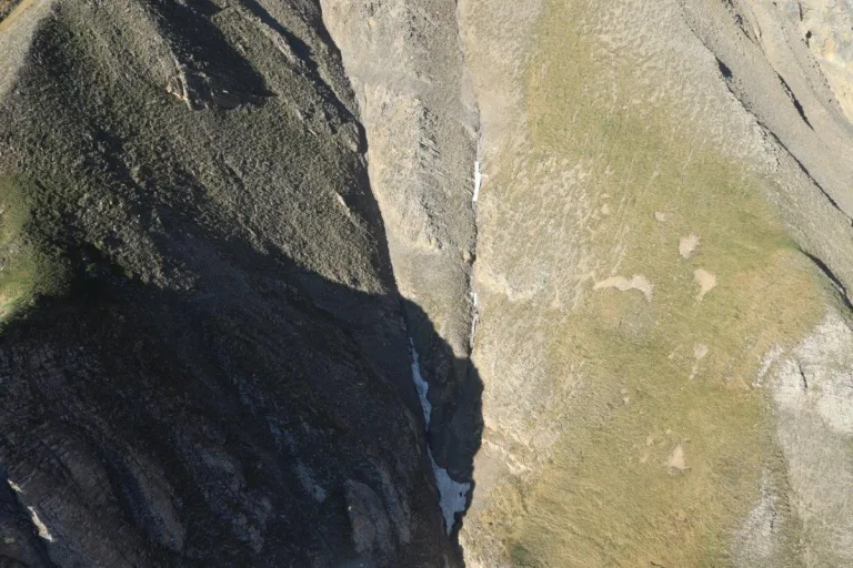 Drama in Savièse VS - Segelflugzeug-Absturz gegen Felswand endet tödlich