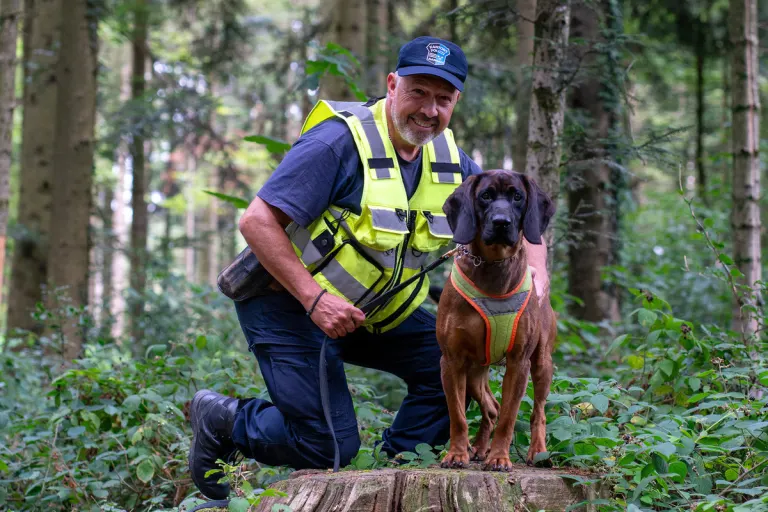 Würenlingen AG - Polizeihund «Farouk» spürt verunfallten Senioren auf 