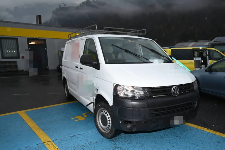 A3 Sargans SG – Lieferwagen streift Leitplanke