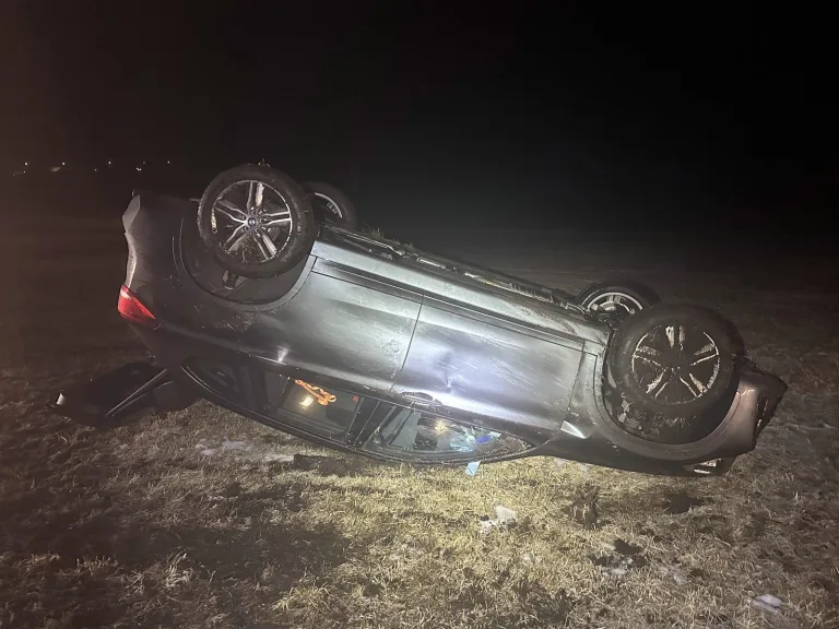 Rothenthurm SZ - Alkoholisierte Fahrzeuglenkerin baut Unfall