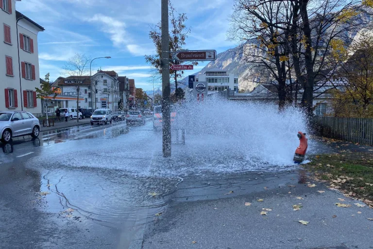 Chur GR – Personenwagen kollidiert mit Wasserhydranten