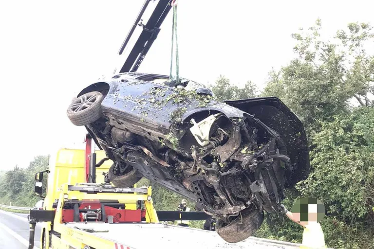 Bottrop - Sekundenschlaf nach Diskobesuch - Zwei schwer Verletzte