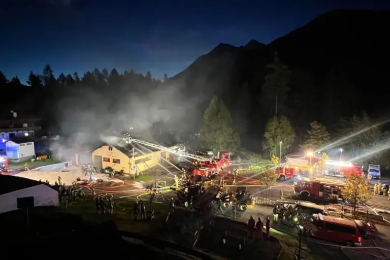 St. Anton am Arlberg T – Mehrzweckgebäude in Brand