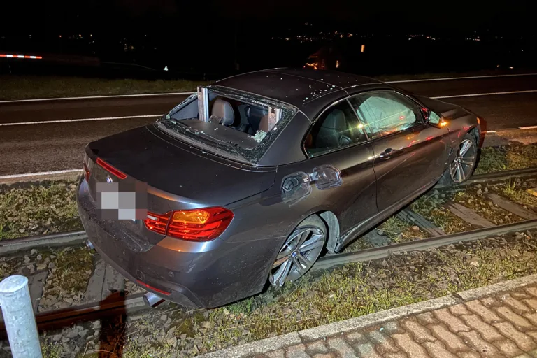 Zufikon AG - Junger BMW-Lenker landet auf Gleisen