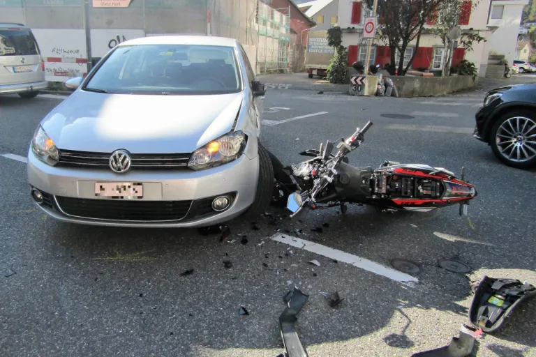 Näfels GL – Auto erfasst Motorradfahrer