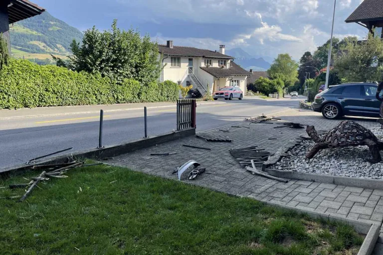 Küssnacht SZ - Gartenzaun umgefahren und geflüchtet 
