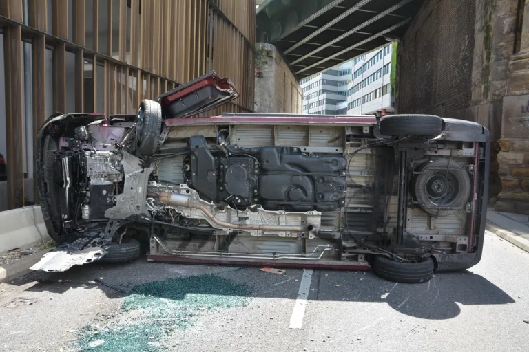 Unfall in Wien – Minivan prallt gegen Parkhaus und kippt