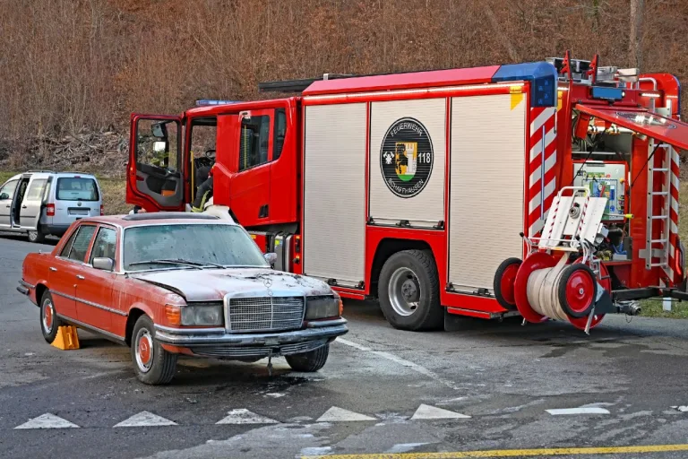 Oldtimerbrand in Schaffhausen SH - Brand eines Veteranenfahrzeugs 