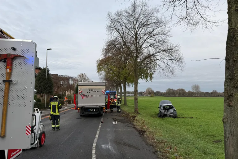 Schermbeck NW – Lieferwagen prallt auf parkendes Auto