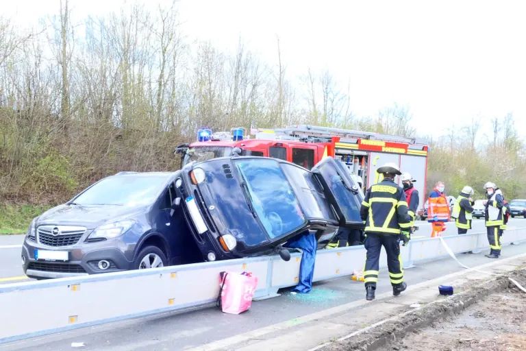 B1 Dortmund - Ein Fahrer wurde bei Kollision eingeklemmt