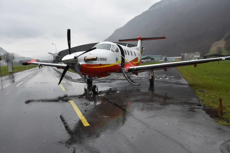 Stans NW – Kollision zwischen Personenwagen und Motorflugzeug