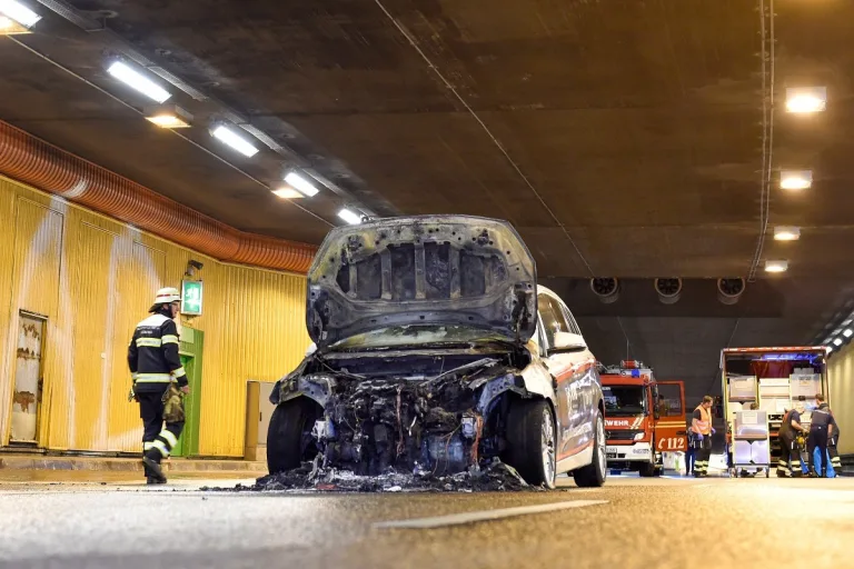 München -  BMW brennt im Brudermühltunnel 