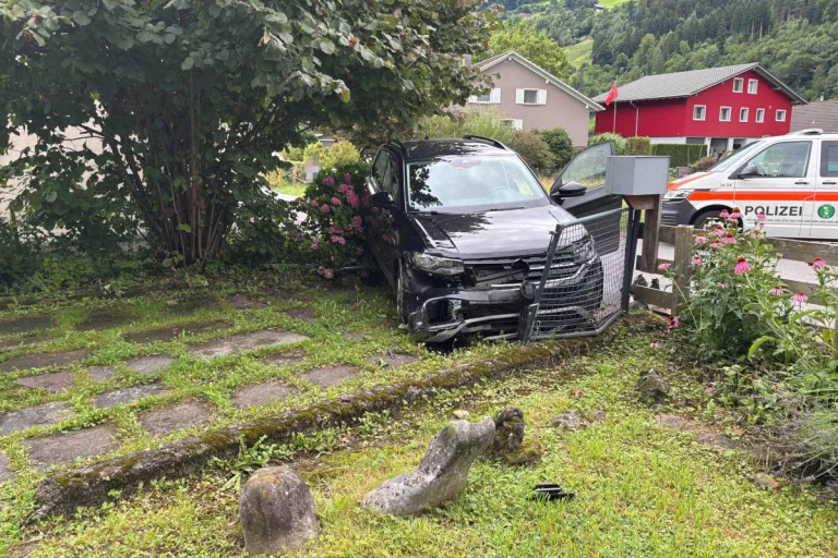 Unfall in Flums SG – Frau prallt gegen Gartenzaun