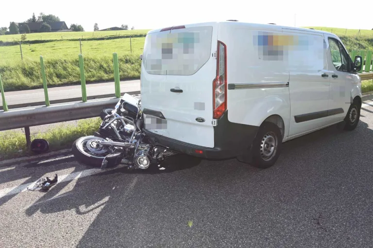 Niederwil SG - Motorrad kracht in Lieferwagen auf der A1