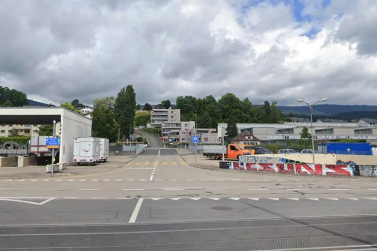 Colombier NE – Motorradfahrerin nach Unfall mit Auto verletzt