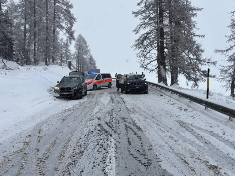 Sils im Engadin GR – Unfall auf winterlicher Fahrbahn