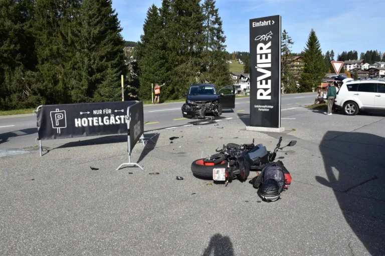 Lenzerheide GR – Motorradfahrer bei Überholmanöver in Auto gekracht