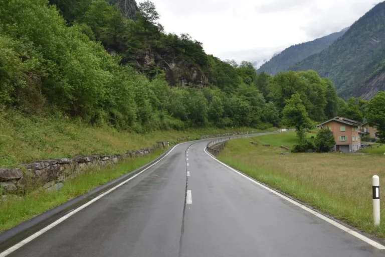 Cabbiolo GR - Motorradfahrer auf der Hauptstrasse gestürzt