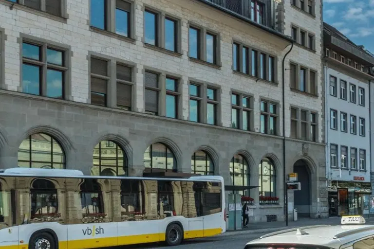 Stadt Schaffhausen – Unbekannte schlägt Passantin