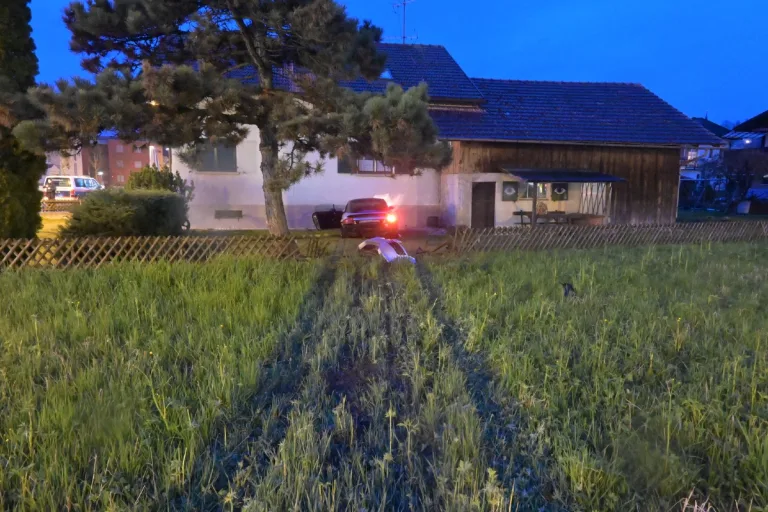 Audi TT fährt in Fassade - Polizei sucht nach Zeugen des Unfalls in Eschen FL