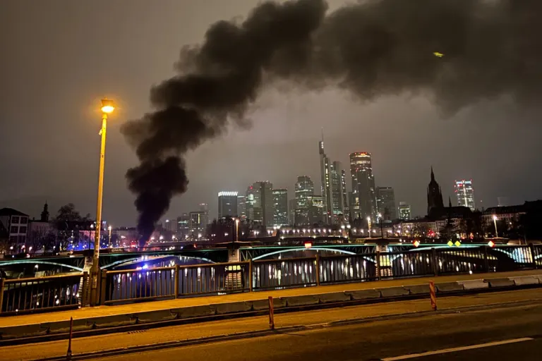 Frankfurt am Main – Reisebus brennt vollständig aus